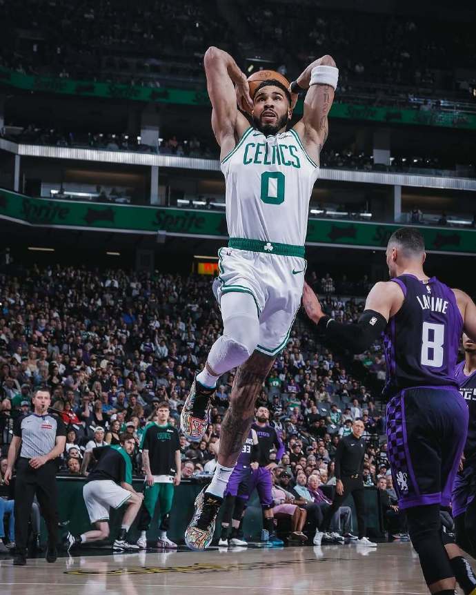 塔图姆迎来十赛季高光表现，澳大利亚队球迷沸腾！的简单介绍