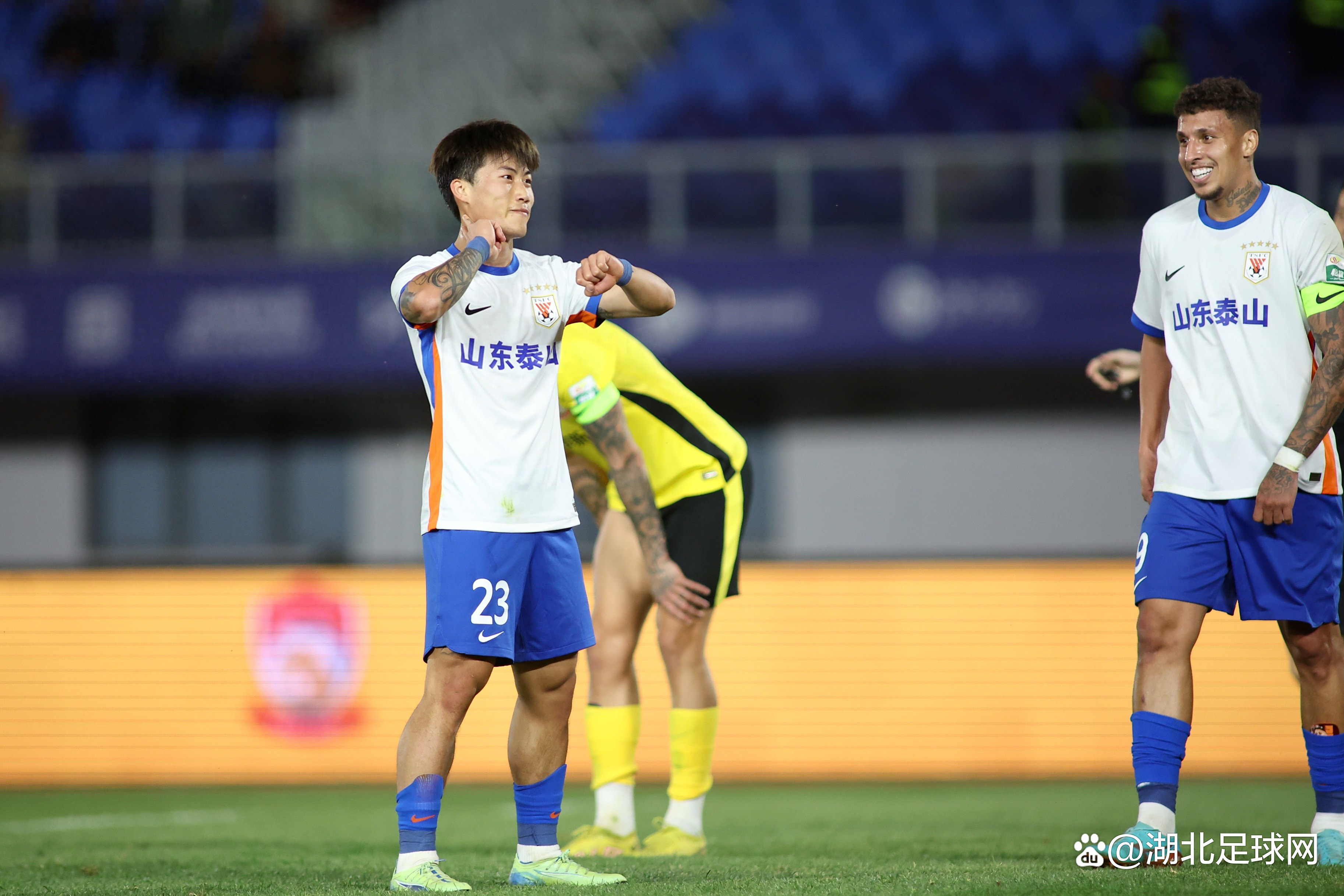 包含今晨山东泰山备战NBA总决赛,篮板制胜细节曝光,气氛紧张,身体对抗强度拉满的词条 包含今晨山东泰山备战NBA总决赛,篮板制胜细节曝光,气氛紧张,身体对抗强度拉满的词条