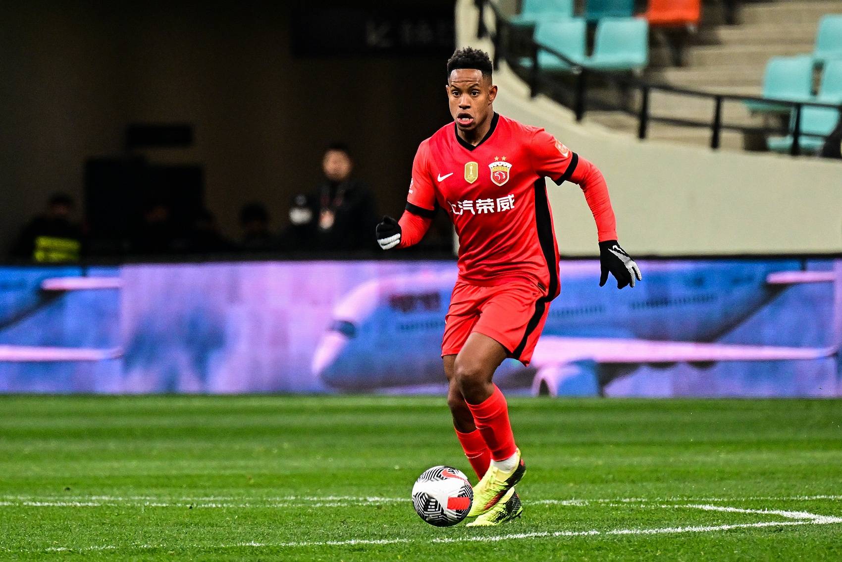 转会期中超传出新动向，上海海港刷新队史纪录，管理层表态：质疑声仍在，纪律约束更严格的简单介绍